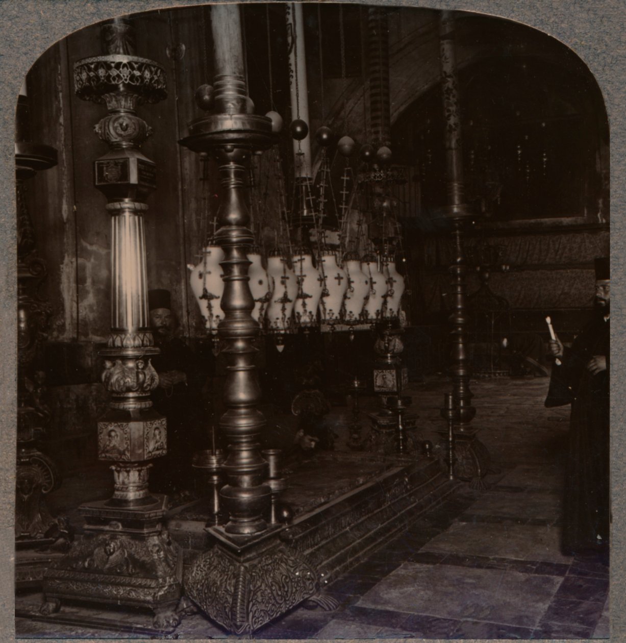 Bebådelsens sten i Heliga gravskyrkan, Jerusalem, c1900 av Unbekannt