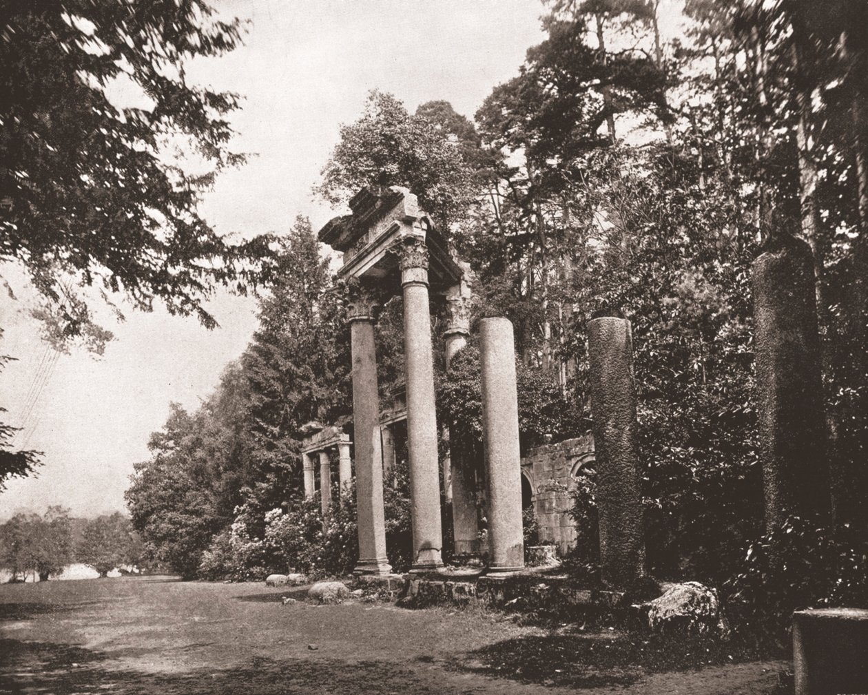 Augustus tempel vid Virginia Water, Surrey, 1894. av Unbekannt