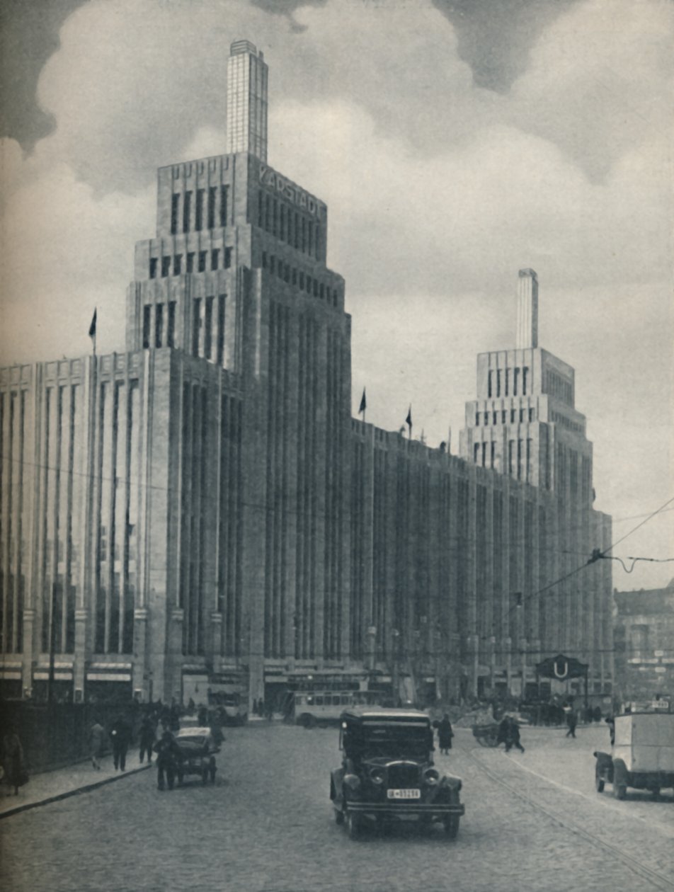 Den tornflankerade mässan av Karstadthaus byggd i ett arbetarklassdistrikt, c1935 av Unbekannt