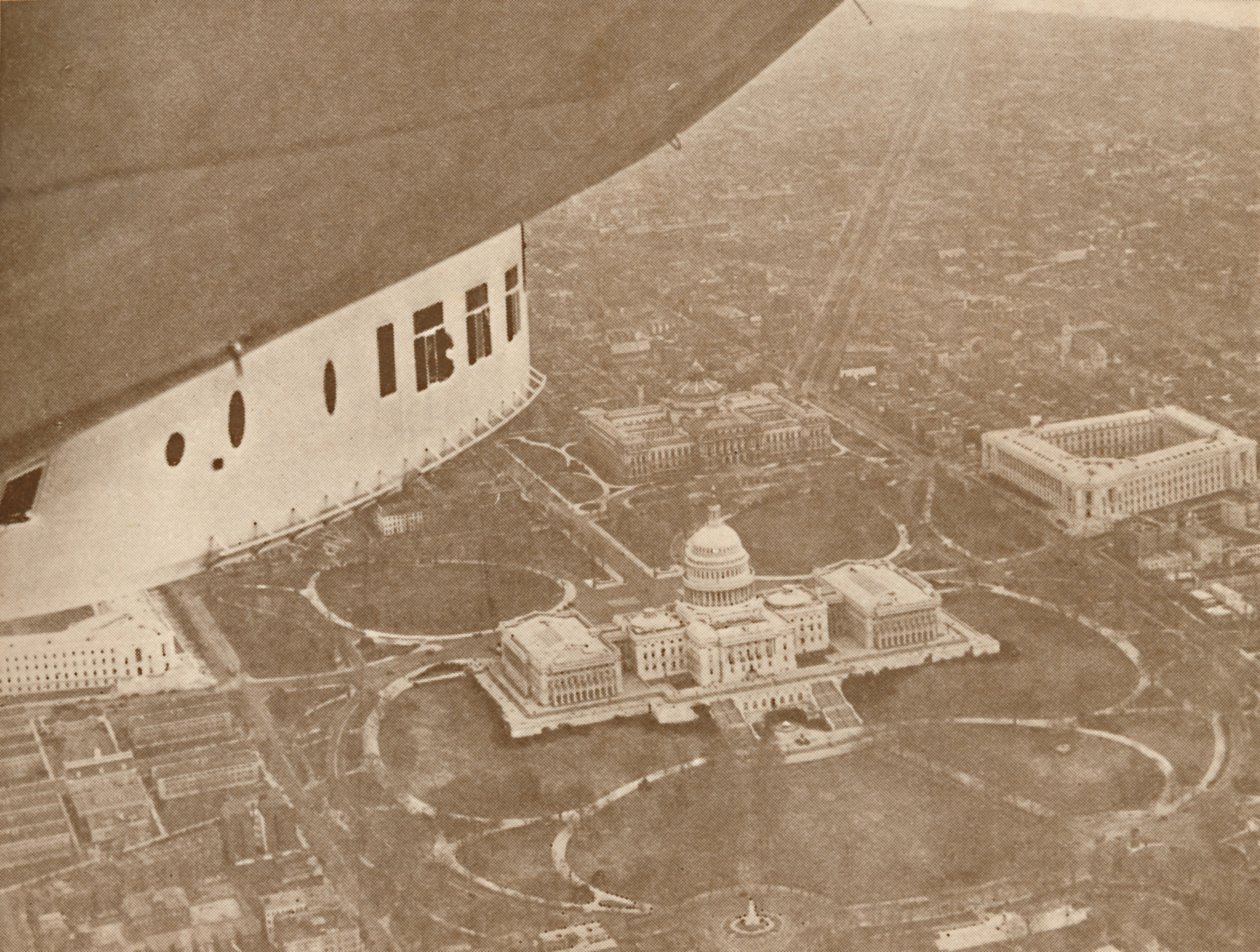 Det amerikanska luftskeppet Los Angeles flyger över Washington, 1927 av Unbekannt