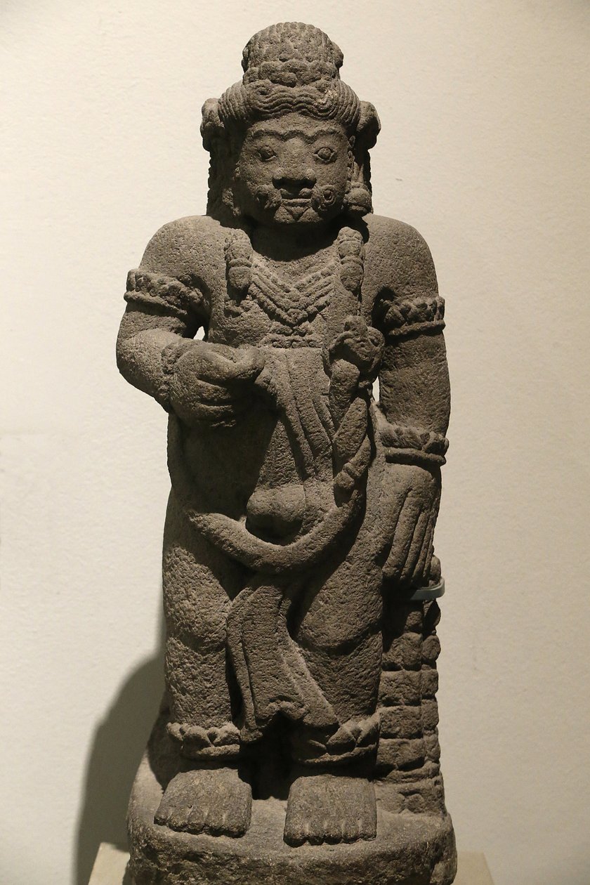 Victoria and Albert Museum. Guardian Figur från ett episkt drama. Vulkanisk sten. Indonesien (östra java). 1400-1500. Majapahit period. Storbritannien av Unbekannt