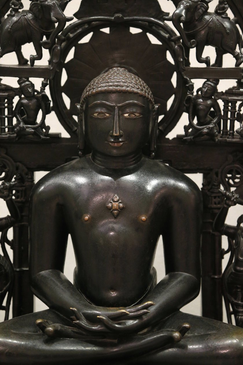 Victoria and Albert Museum. Jina Shantinatha. 1168; bakplattan ca 1300-1500. Kopparlegering med silver- och kopparinlägg. Förmodligen Västindien. Storbritannien av Unbekannt
