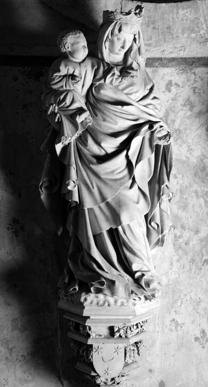 Jungfru- och barnskulpturen tillskriven Johannes av Huerta (1414-1461). 1400-talskyrkan för den kollegiala Saint John the Baptist av Rover i slätten (Guldkusten) av Unbekannt