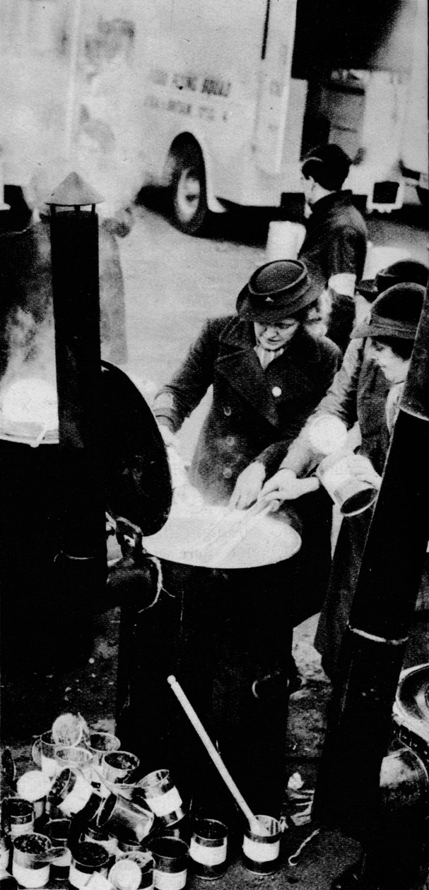 W.V.S. Gjorde många jobb. Här är en W.V.S. kvinna som sköter ett fältkök, c1941 1942 av Unbekannt