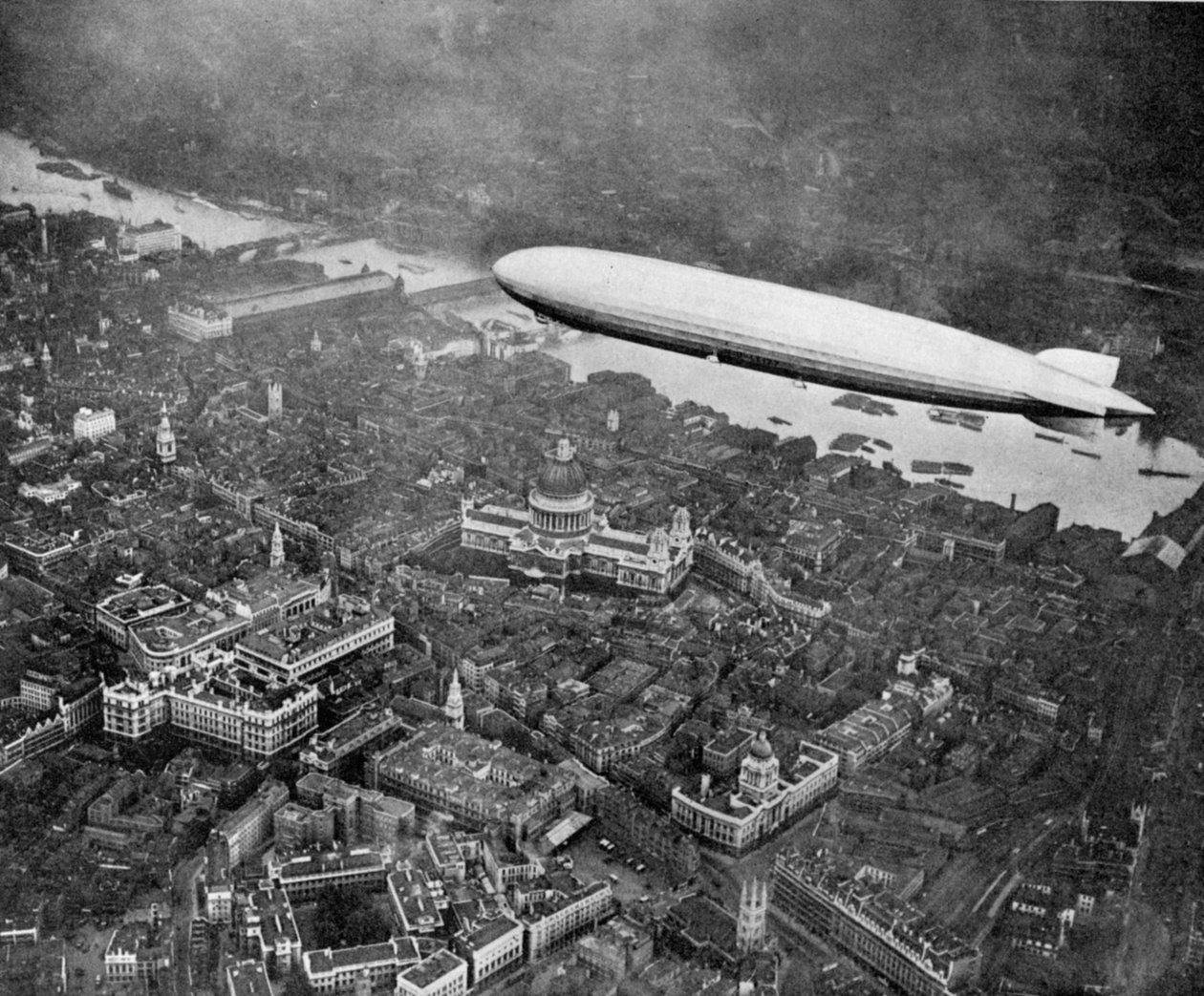 Luftskeppet Graf Zeppelin över London, augusti 1931 1936 av Unbekannt