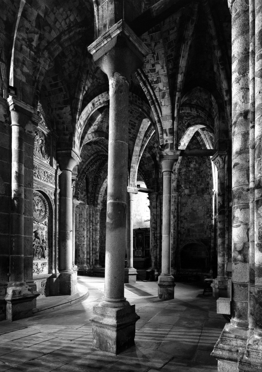 Ambulatoriet och det så kallade Strålande kapellet. Cathedrale Saint Saviour. 1100-1400-talet. Avila, Spanien av Unbekannt