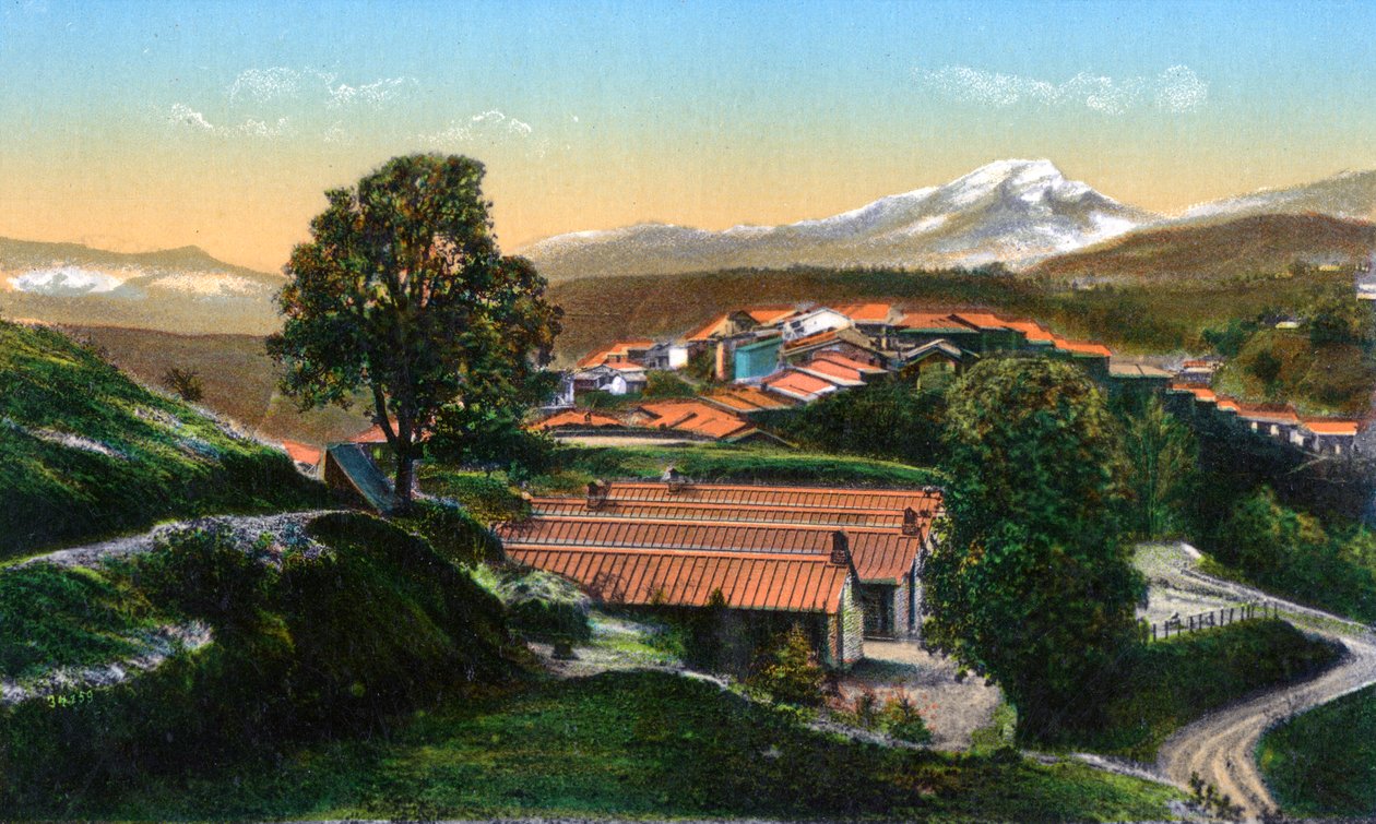 Barackerna med avlägsna snötäckta berg, Chakrata, Indien, tidigt 1900-tal av Unbekannt