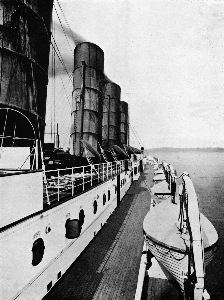 Båtdäcket på Lusitania, visar livbåtar, 1915 av Unbekannt