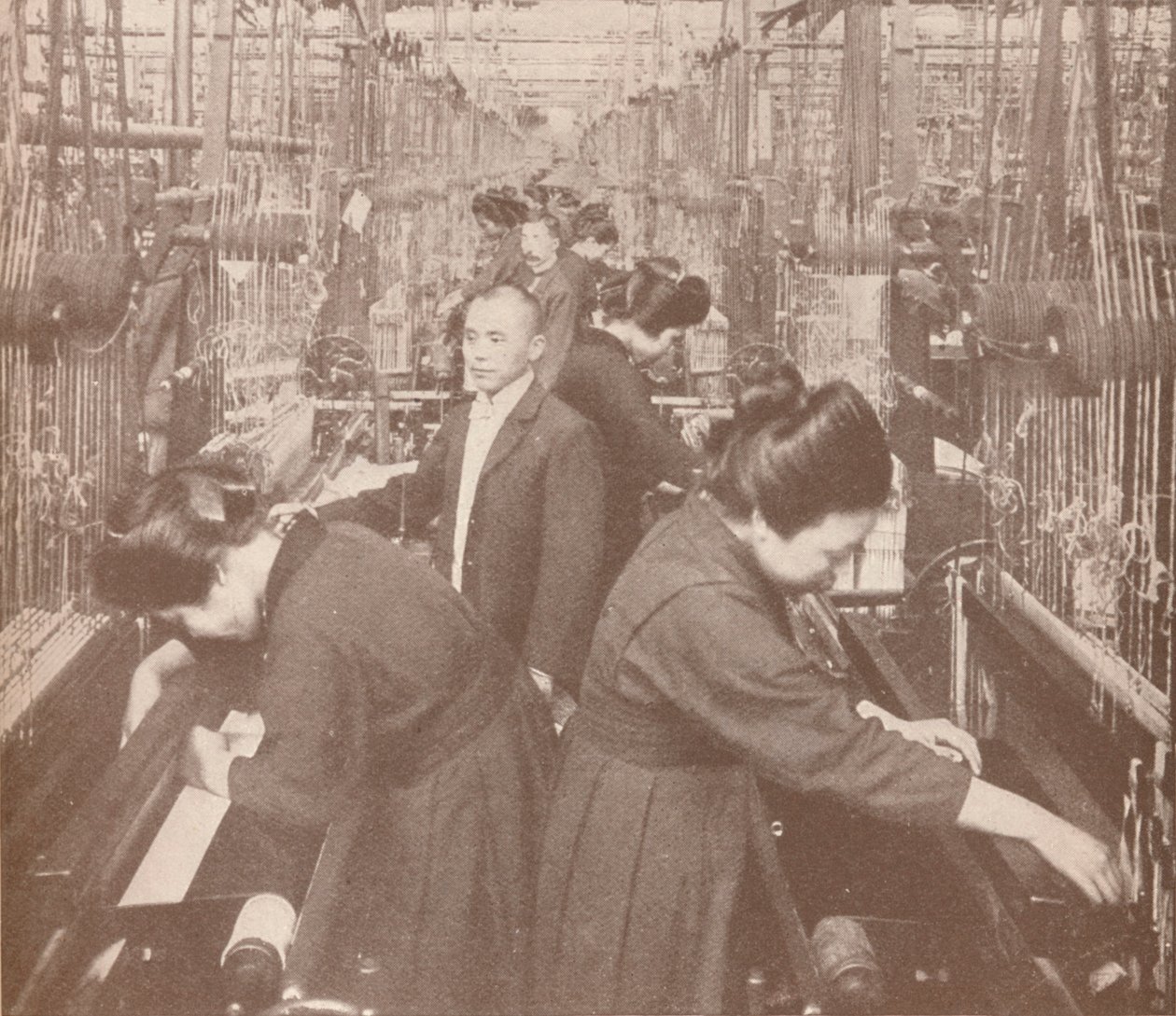 Den livliga interiören av en blomstrande sidenfabrik i Japan, 1907 av Unbekannt