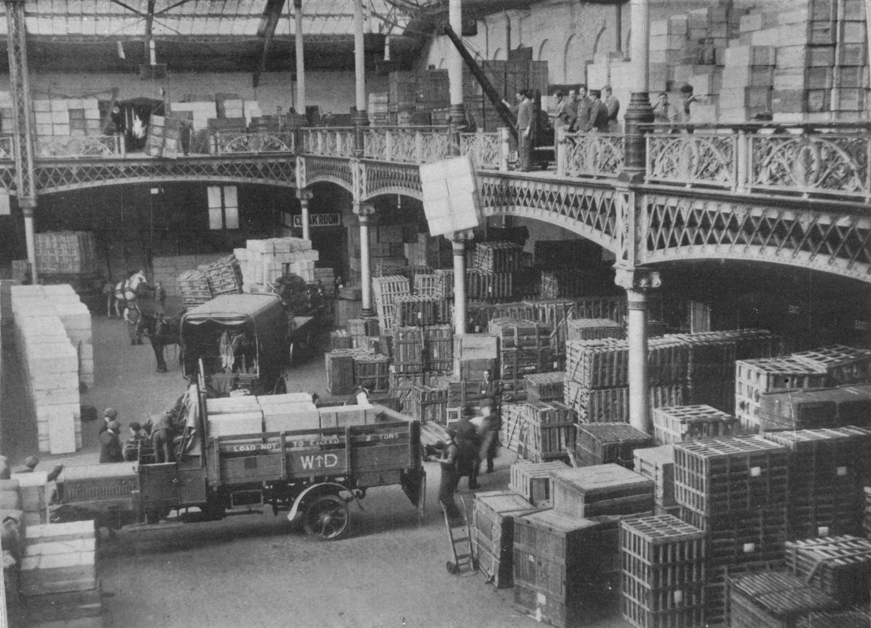 Utskickningsrummet i en av de stora statliga butikerna, 1915 av Unbekannt