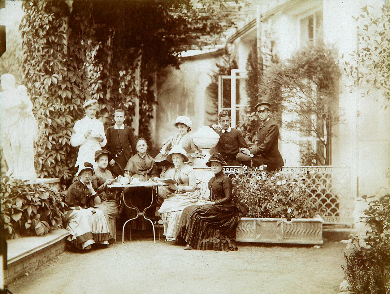 Familjen till hertig Fjodor Uvarov på deras lantgård, Porechye, Ryssland, 1880-talet av Unbekannt
