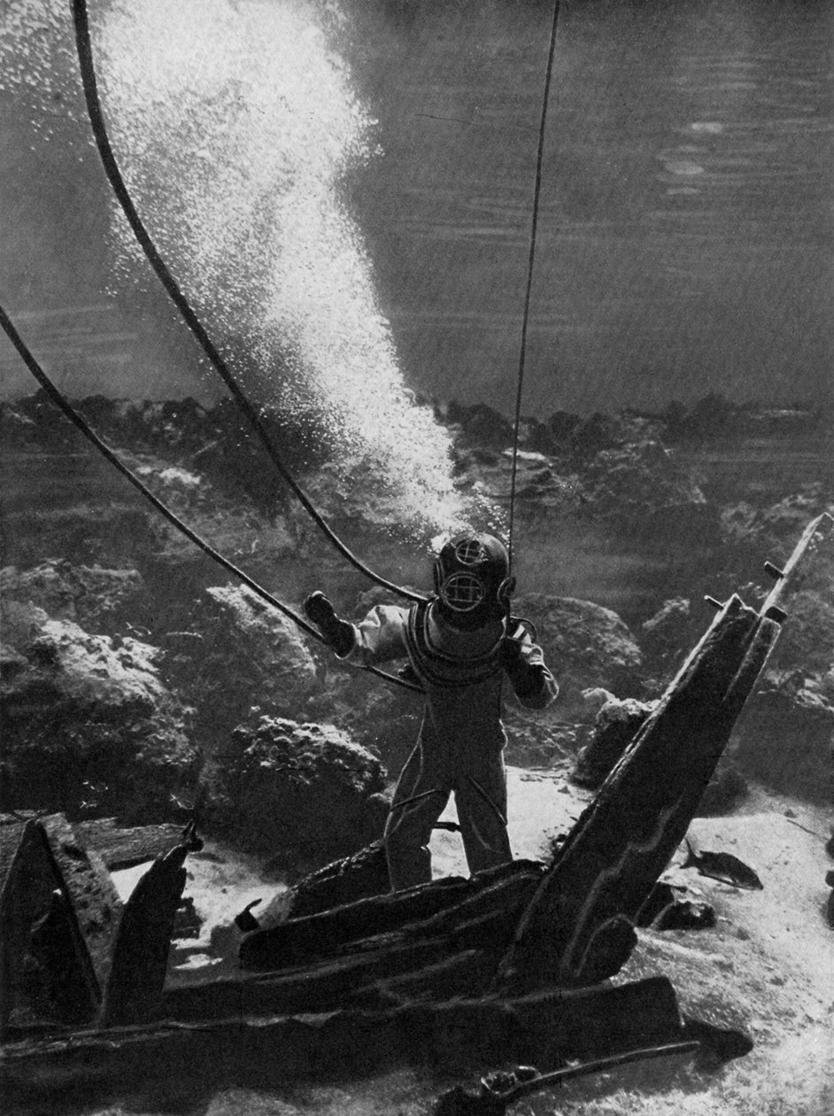 Det första fotografiet av en dykare under vatten, sent 1800-tal, c1920 av Unbekannt