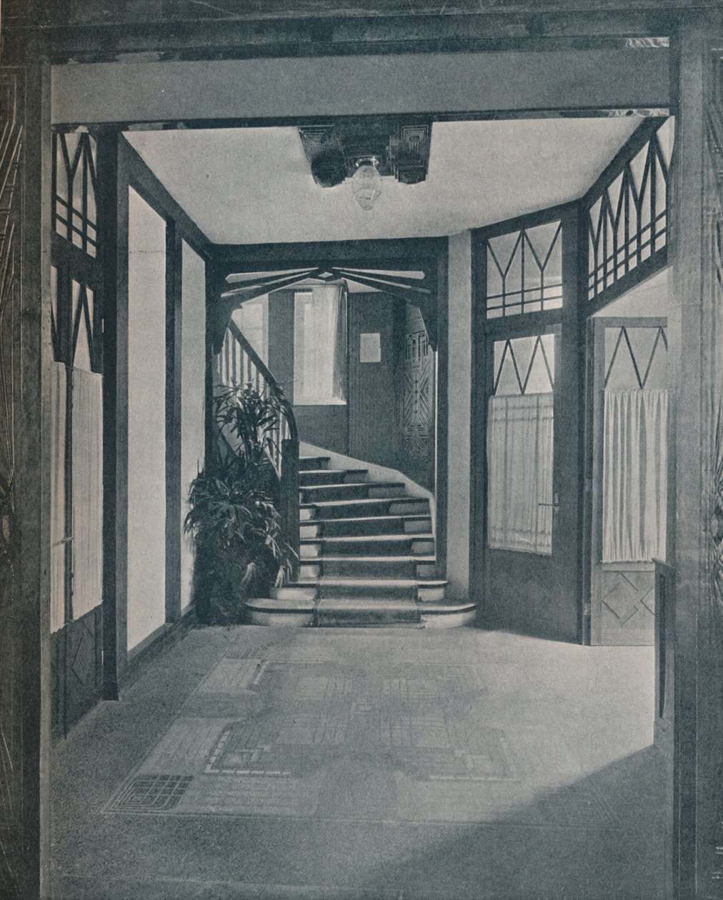 Golvet och trappan i Behrens House, designad av Peter Behrens, 1901 av Unbekannt