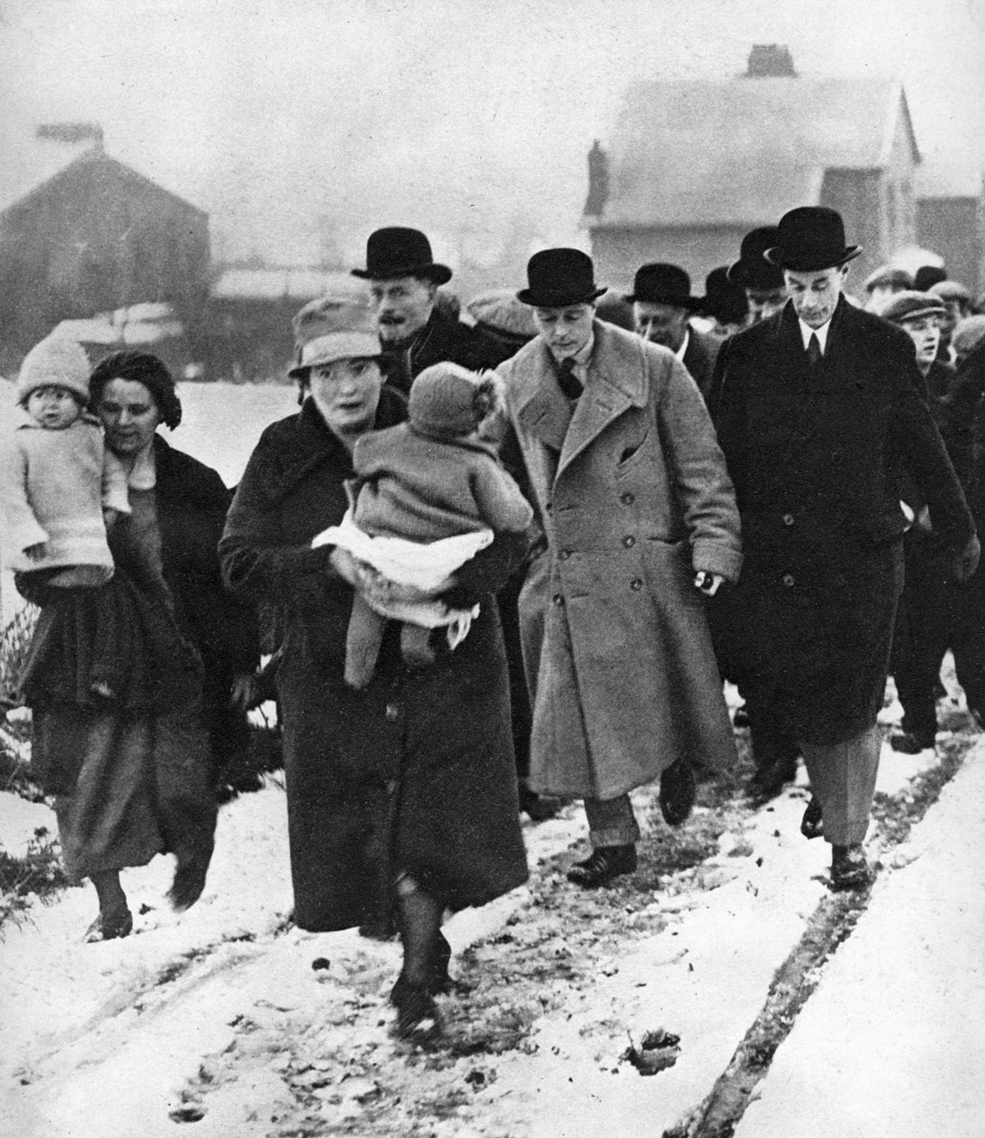Framtidens Edward VIII går i snön i Winlaton, County Durham, 1929 av Unbekannt
