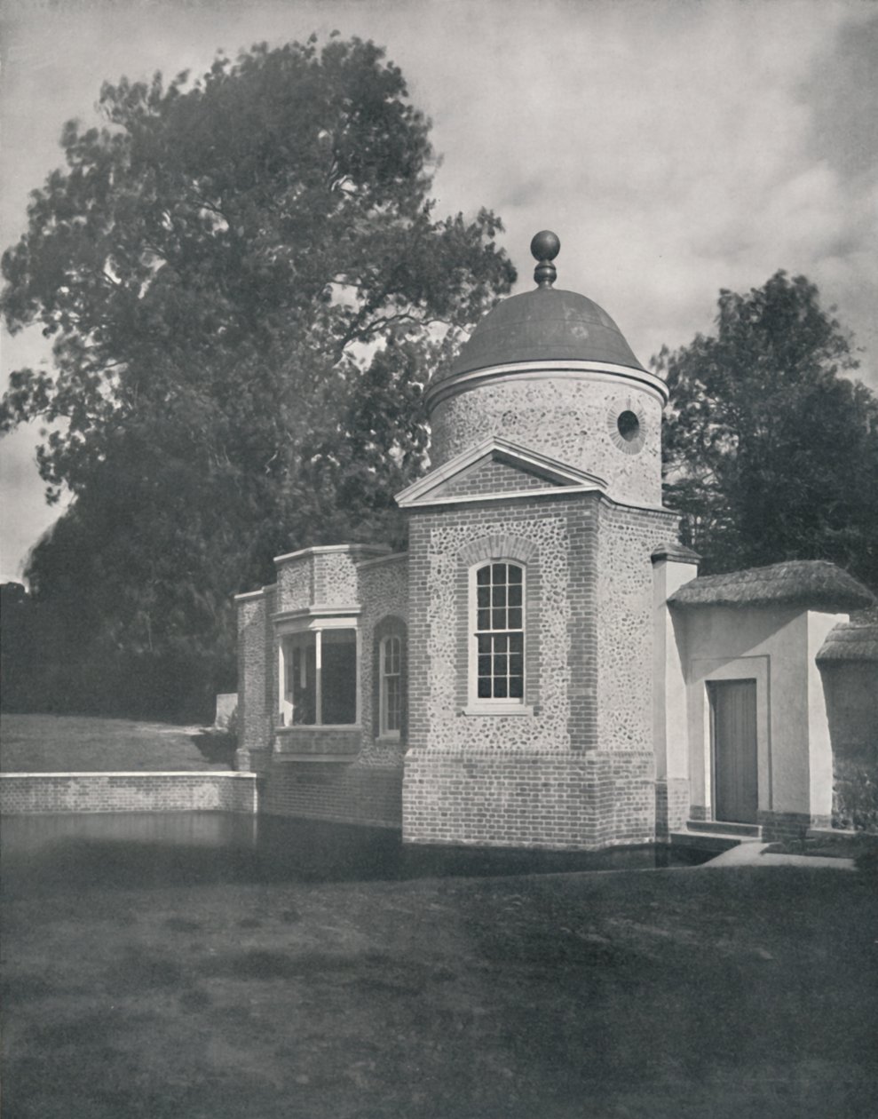 Lusthuset och poolen i Biddesden House, Wiltshire, 1933. av Unbekannt