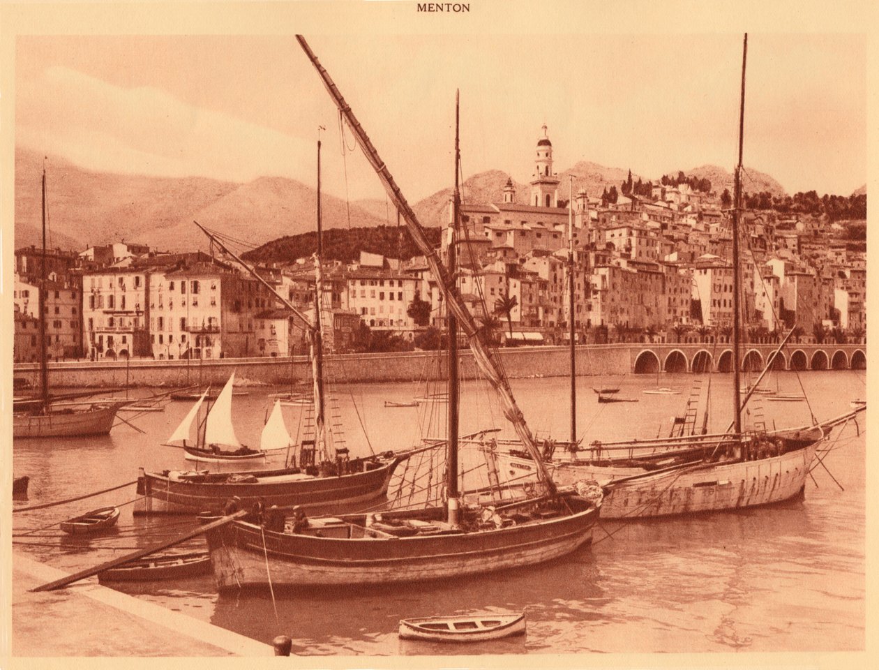 Hamnen och gamla stan, Menton, 1930. av Unbekannt