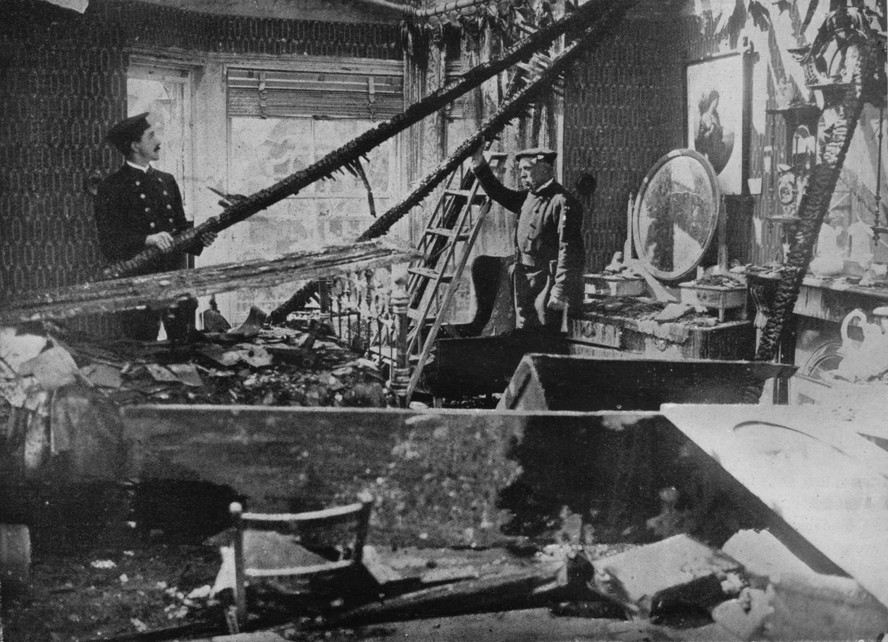 Interiören i ett av de förstörda husen i Southend, 1915 av Unbekannt