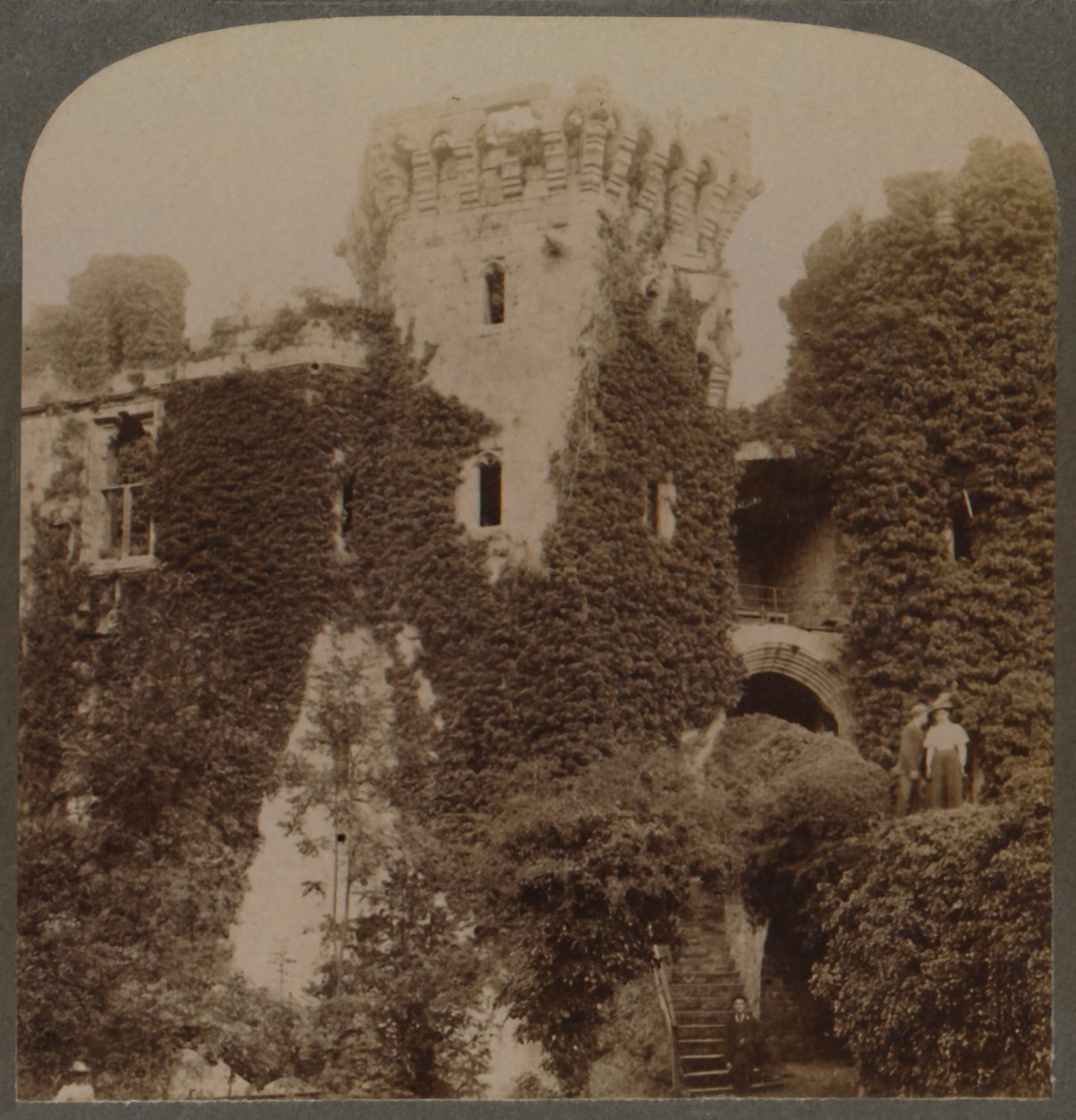 De murgrönaklädda tornen på Raglan Castle, Charles I:s sista fäste, Monmouthshire, England, c1 av Unbekannt