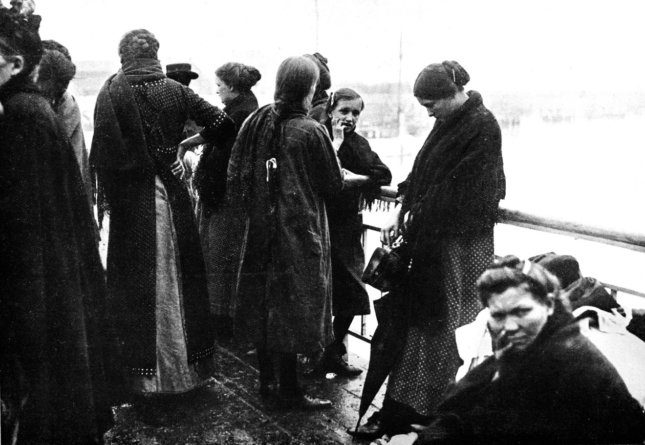 Den sista akten i en tragedi: Ett fotografi taget på den sista båten som lämnar Oostende till England, 1914 av Unbekannt