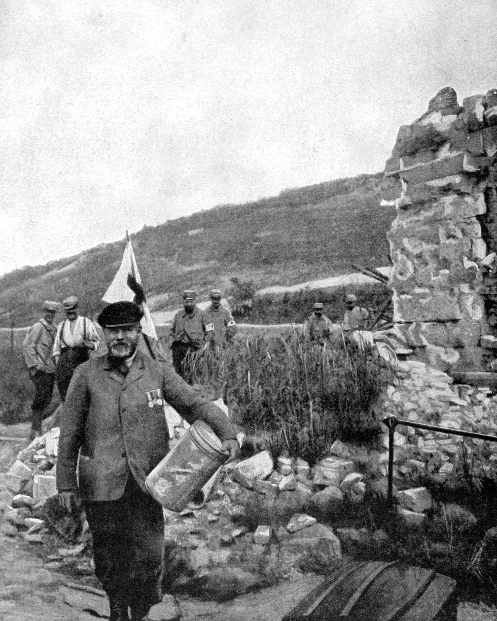 Borgmästaren i Ablain-Saint-Nazaire i ruinerna av kommunen, 1915 av Unbekannt