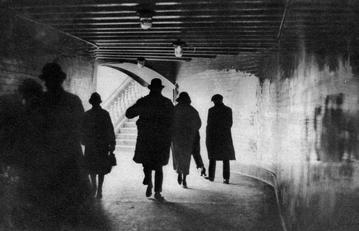Mynningen av en tunnelbana vid Themsen, London, 1926-1927 av Unbekannt