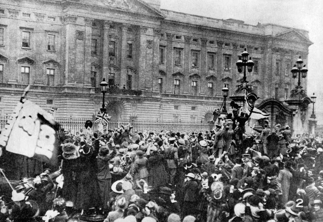 Det officiella meddelandet om vapenstilleståndet som läses, Buckingham Palace, 1918 1936 av Unbekannt