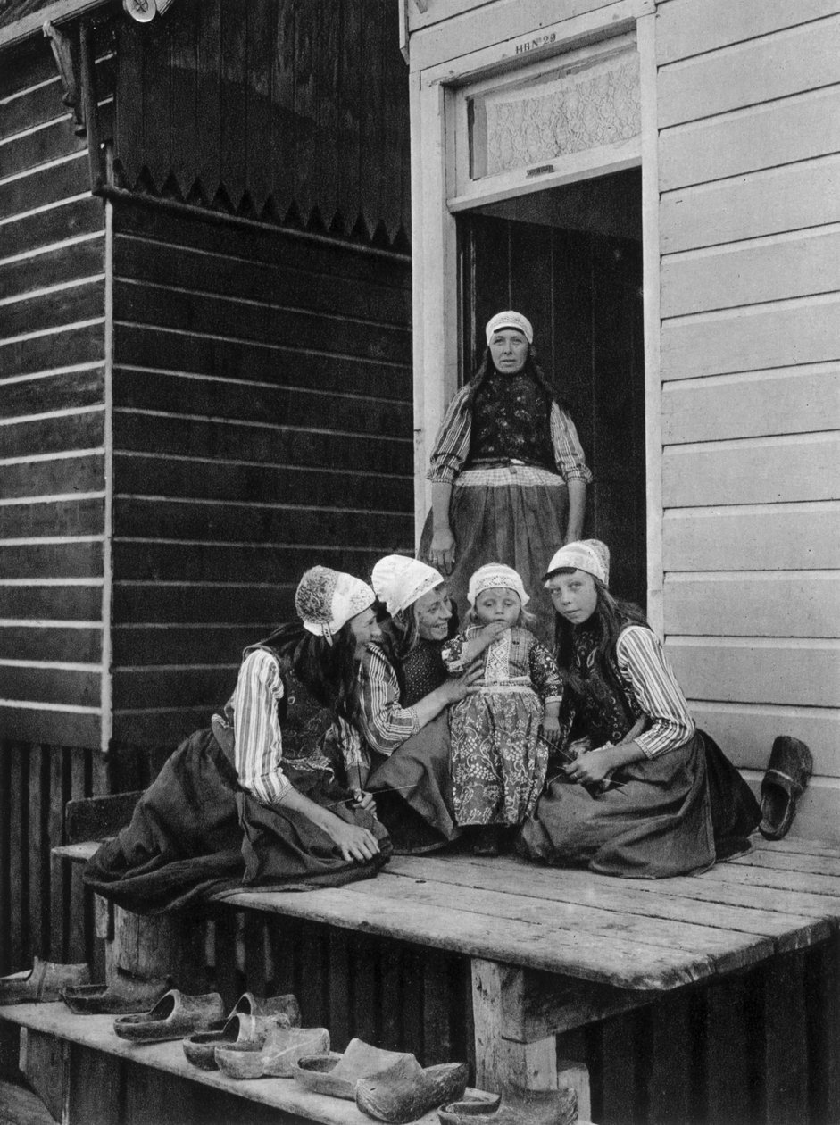 Familjens stolthet, Marken, Nederländerna, c1934 av Unbekannt