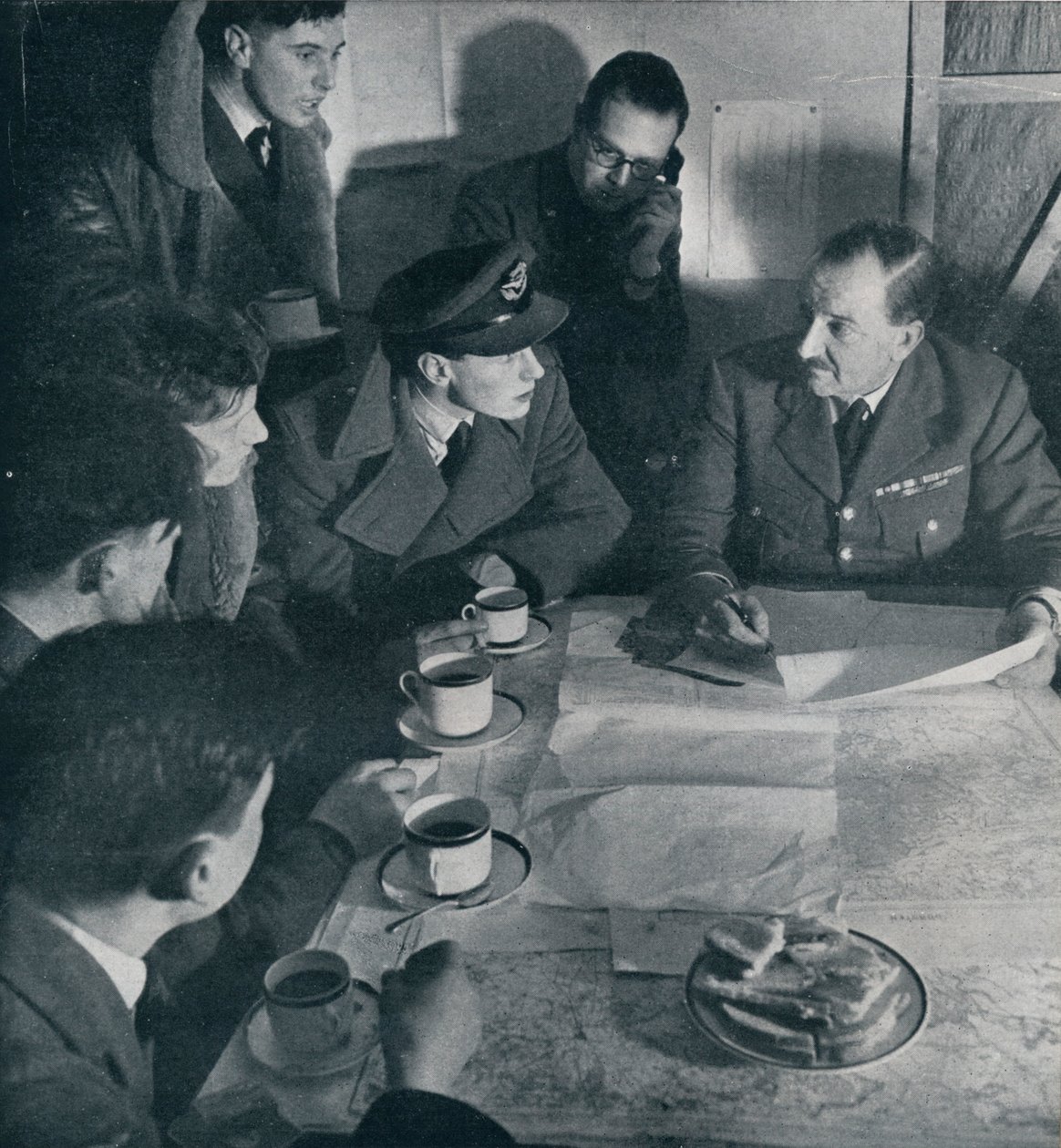 Razzian är över, men besättningens uppgift är ännu inte avslutad, 1941 av Unbekannt