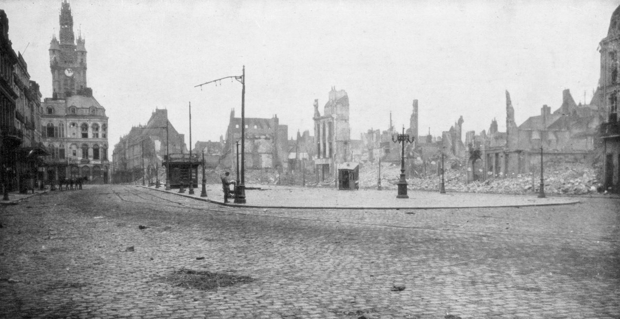 Ruinerna och klocktornet i Douai, Frankrike, 1918 av Unbekannt