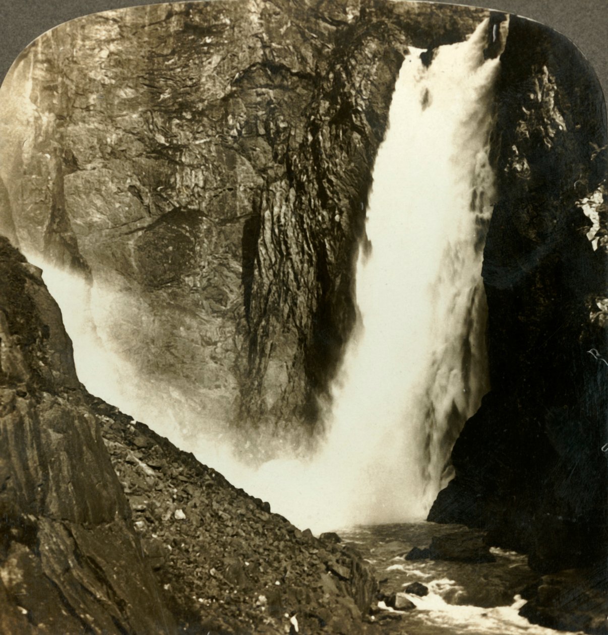 Det sjudande vattnet i det mäktiga Voringfos, ett av de största vattenfallen i Norge, c1905. av Unbekannt