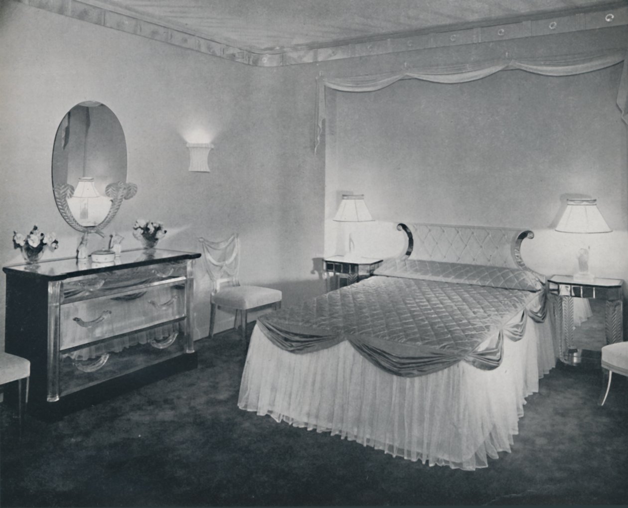 Plexiglasets livfulla egenskaper används med fördel i detta sovrum, 1942. av Unbekannt