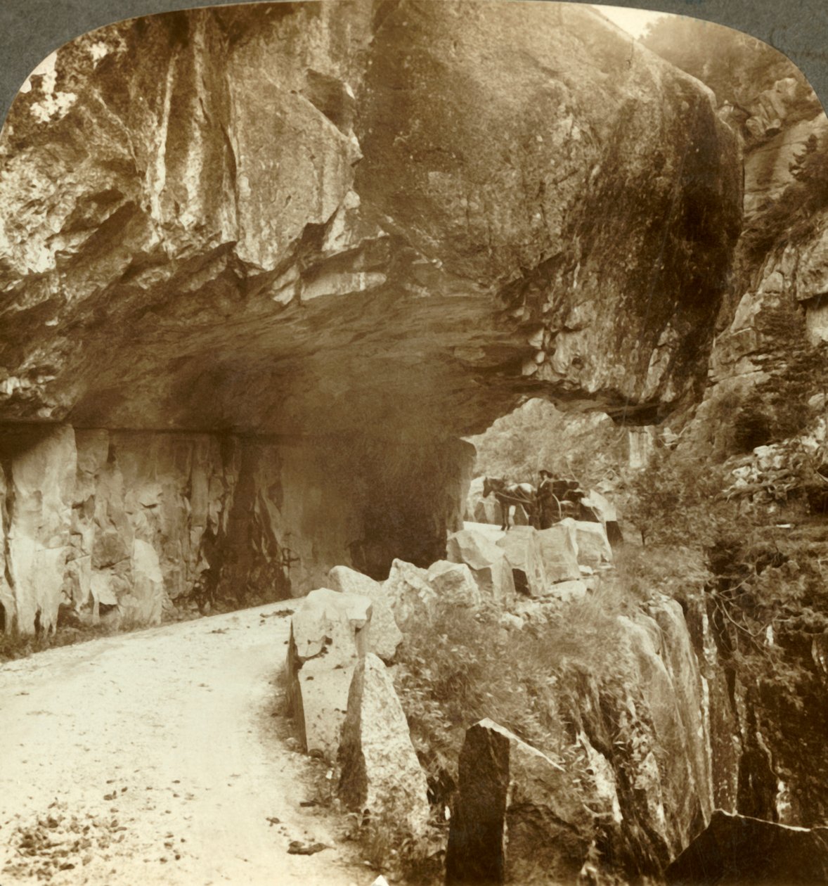 Den underbara Bratlandsdalsvägen, sprängd genom bergsväggar av fast berg, Norge, c1905. av Unbekannt