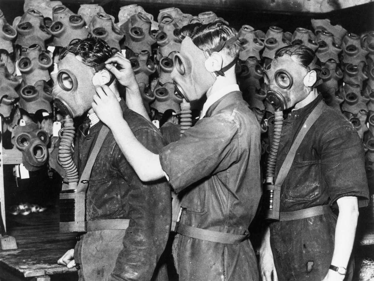 Tre män med gasmasker, 1930-talet av Unbekannt