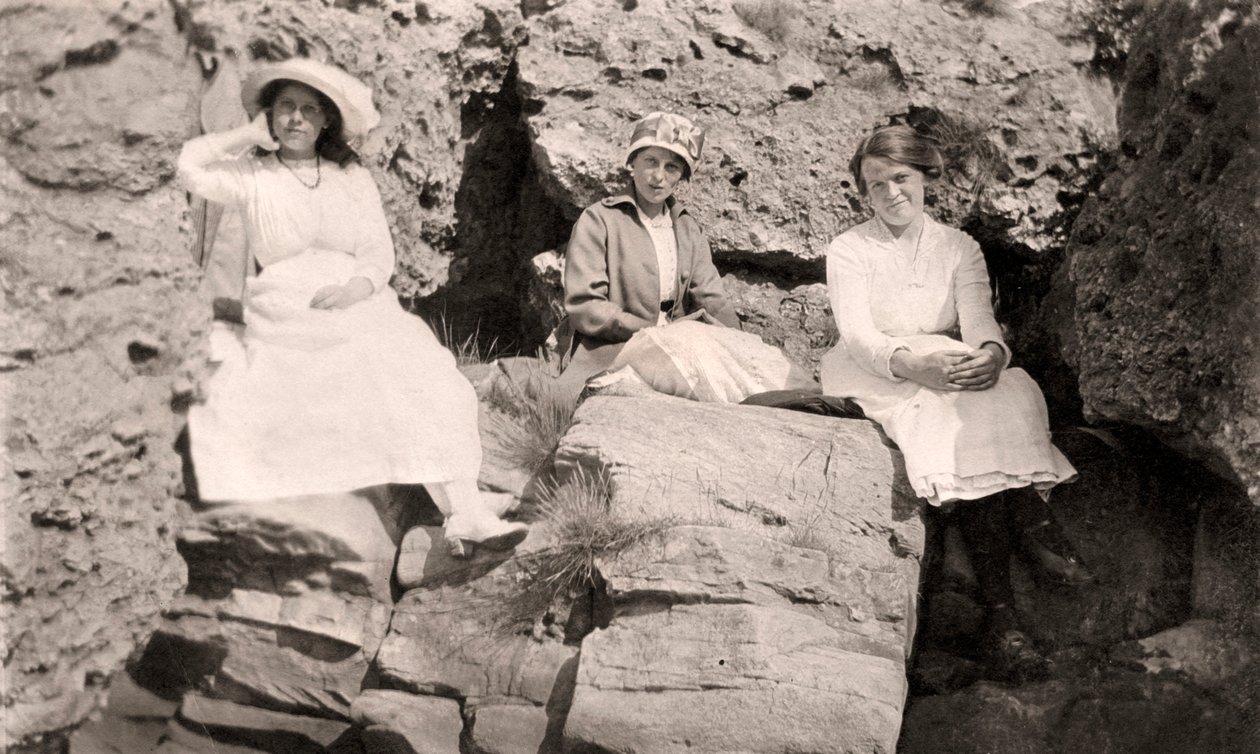 Tre kvinnor kopplar av på klippor, tidigt 1900-tal av Unbekannt