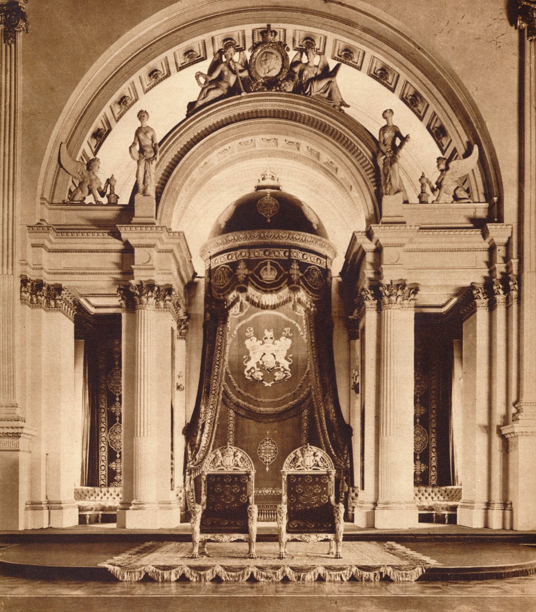 Troner i balsalen på Buckingham Palace, 1935 av Unbekannt