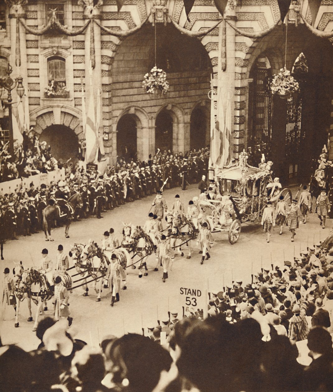 Genom amiralitetsbågen den 12 maj 1937 av Unbekannt
