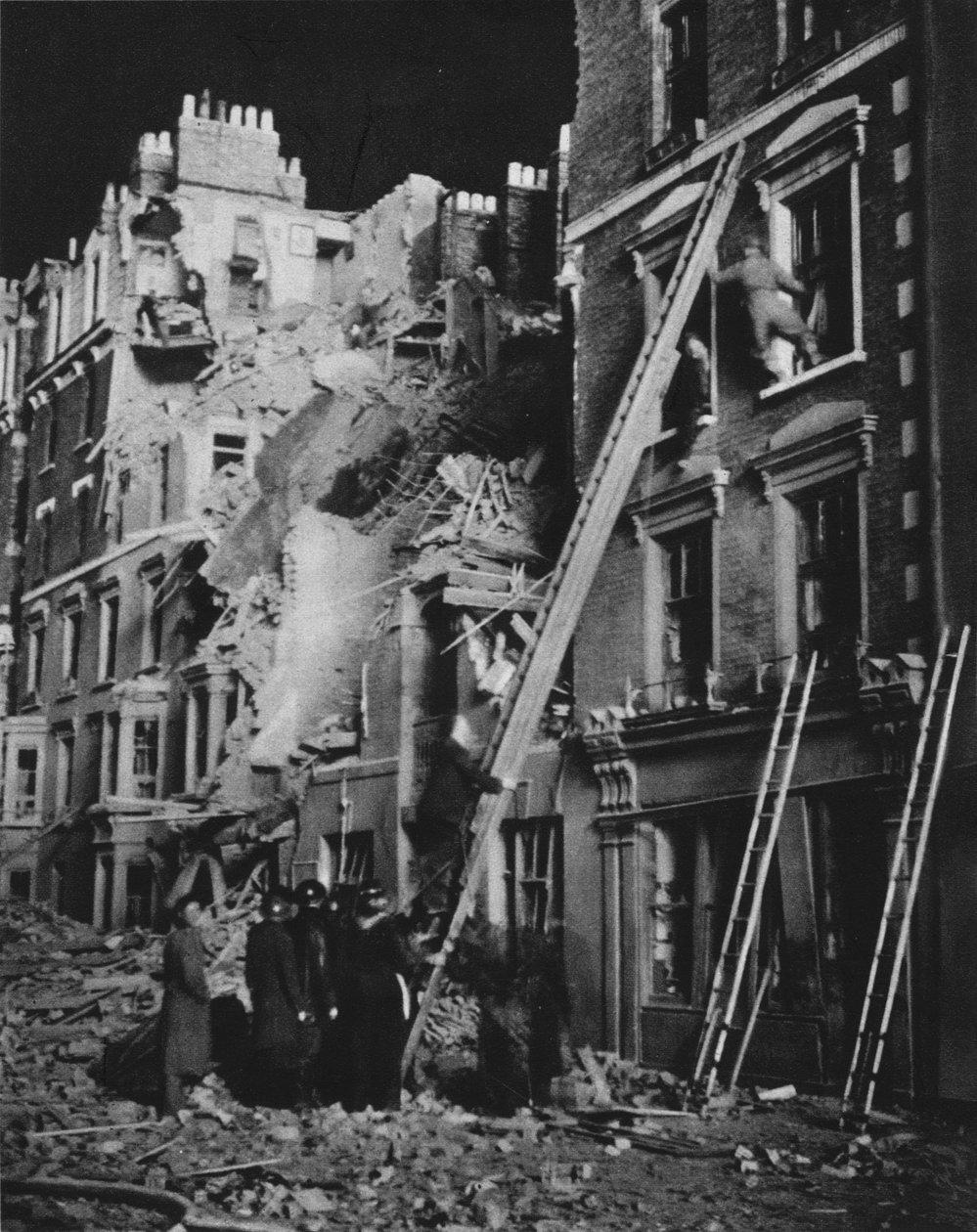 Under den långa natten räddningsmännen på jobbet, letande, hjälpte till säkerhet, 1941 1942 av Unbekannt