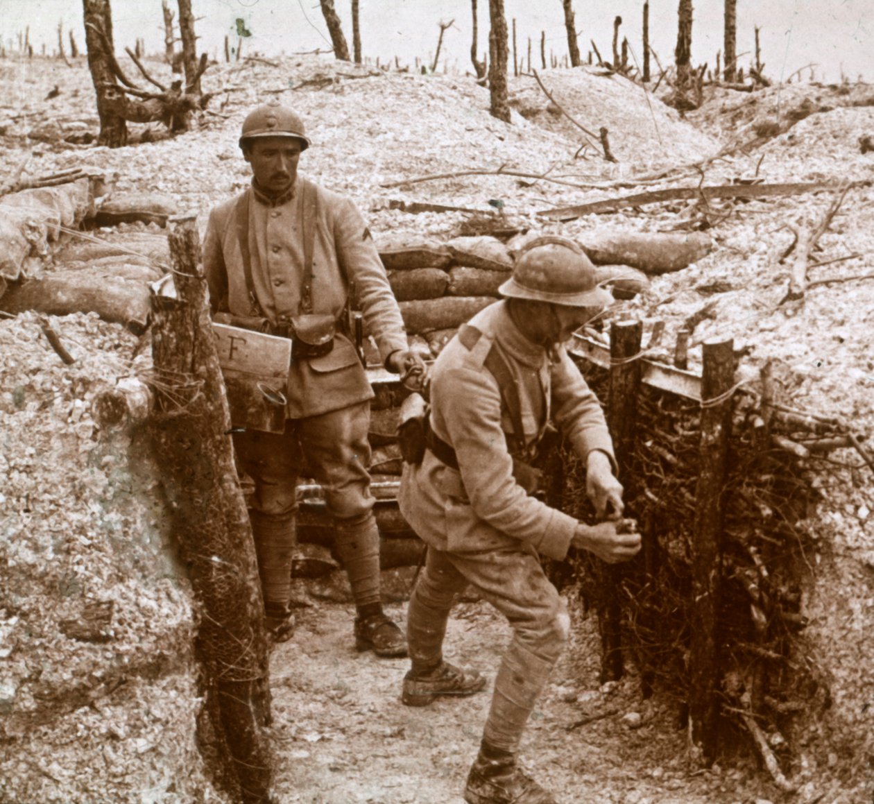 Kasta granater, frontlinjen, c1914-c1918 av Unbekannt