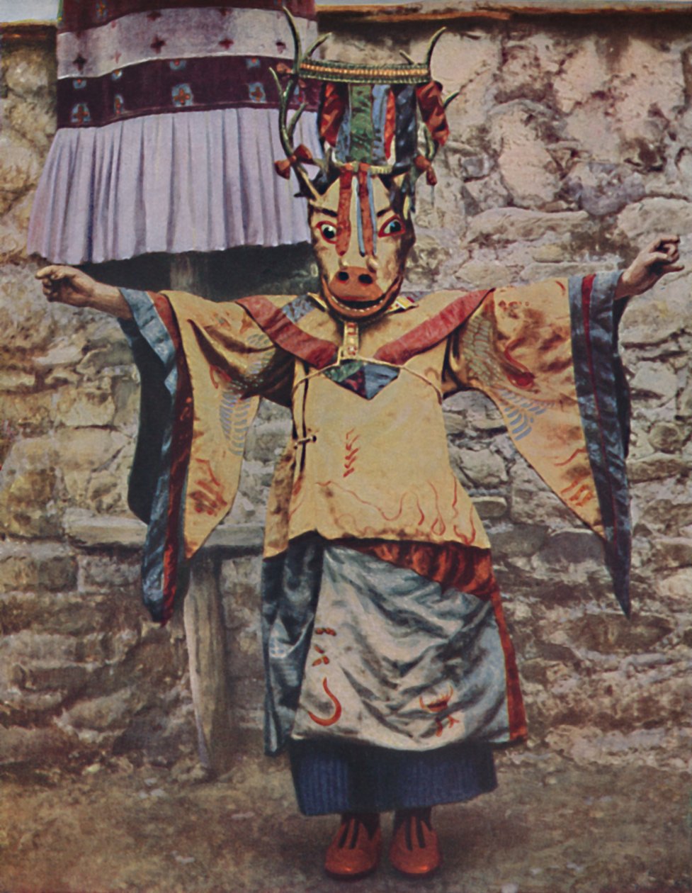Tibetansk lama klädd för djävulsdansen, c1935 av Unbekannt
