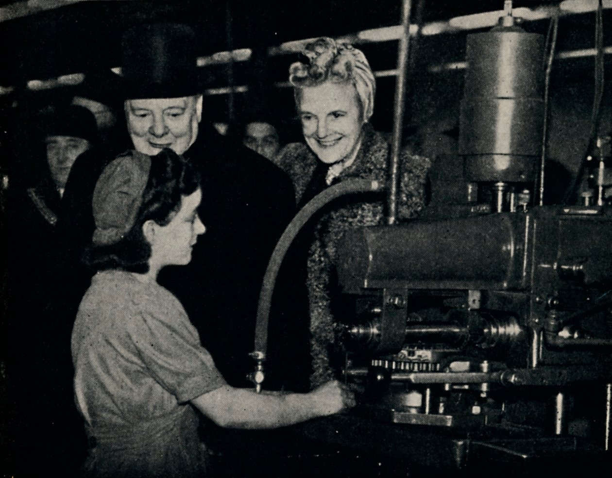 Rundtur vid inspektion i en vapenfabrik, 1940-talet, 1945. av Unbekannt