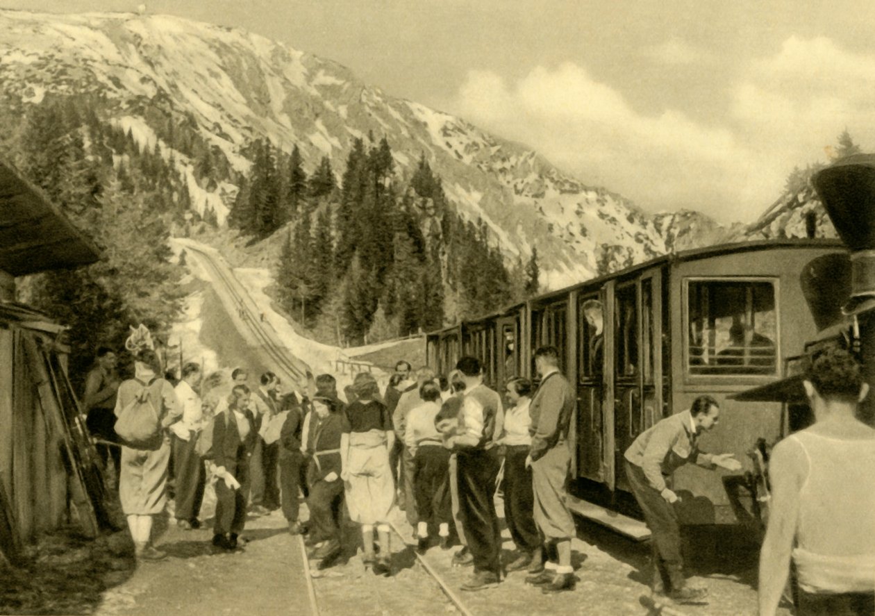 Turister vid Baumgartnerhaus Station på Schneeberg Railway, Nedre Österrike, c1935. av Unbekannt