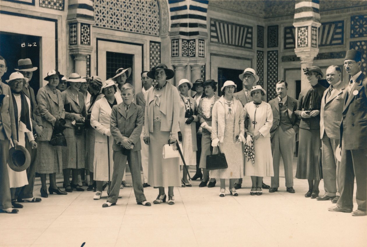 Turister på en utflykt från en kryssning, möjligen i Sidi Bou Said, Tunisien, 1936 av Unbekannt