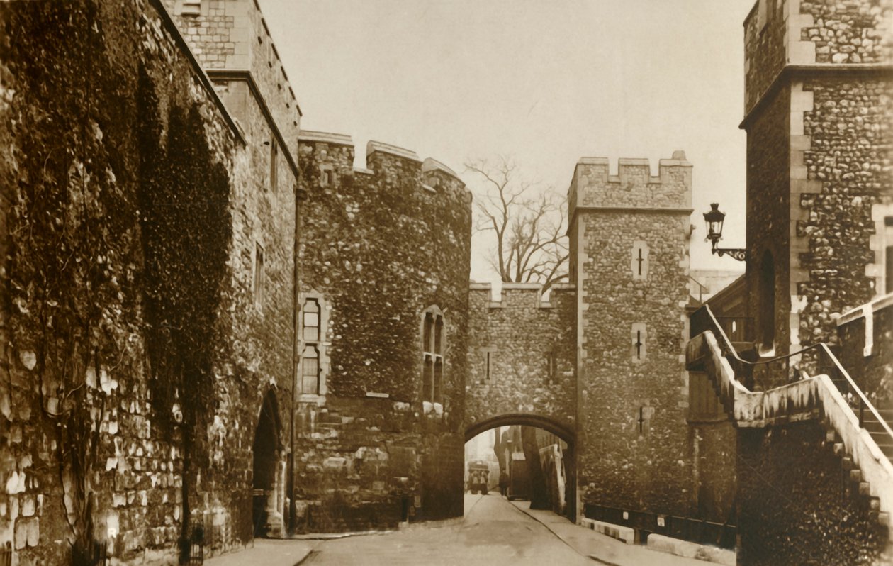 Tower of London...Bloody Tower...St. Thomas Tower och Wakefield Tower, c1910. av Unbekannt