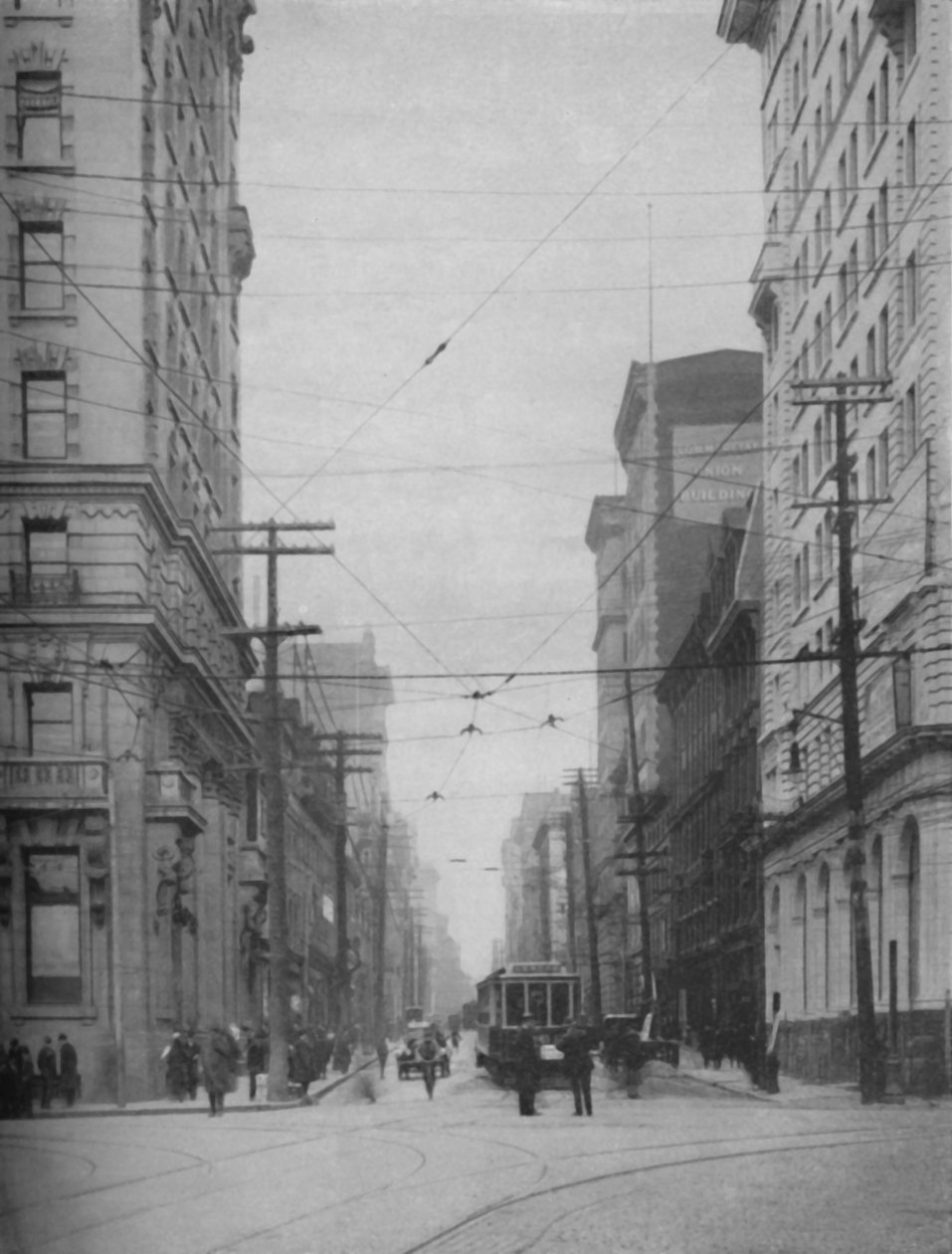 Höga fasader på en av stadens mest trafikerade shoppingstråk, c1935 av Unbekannt