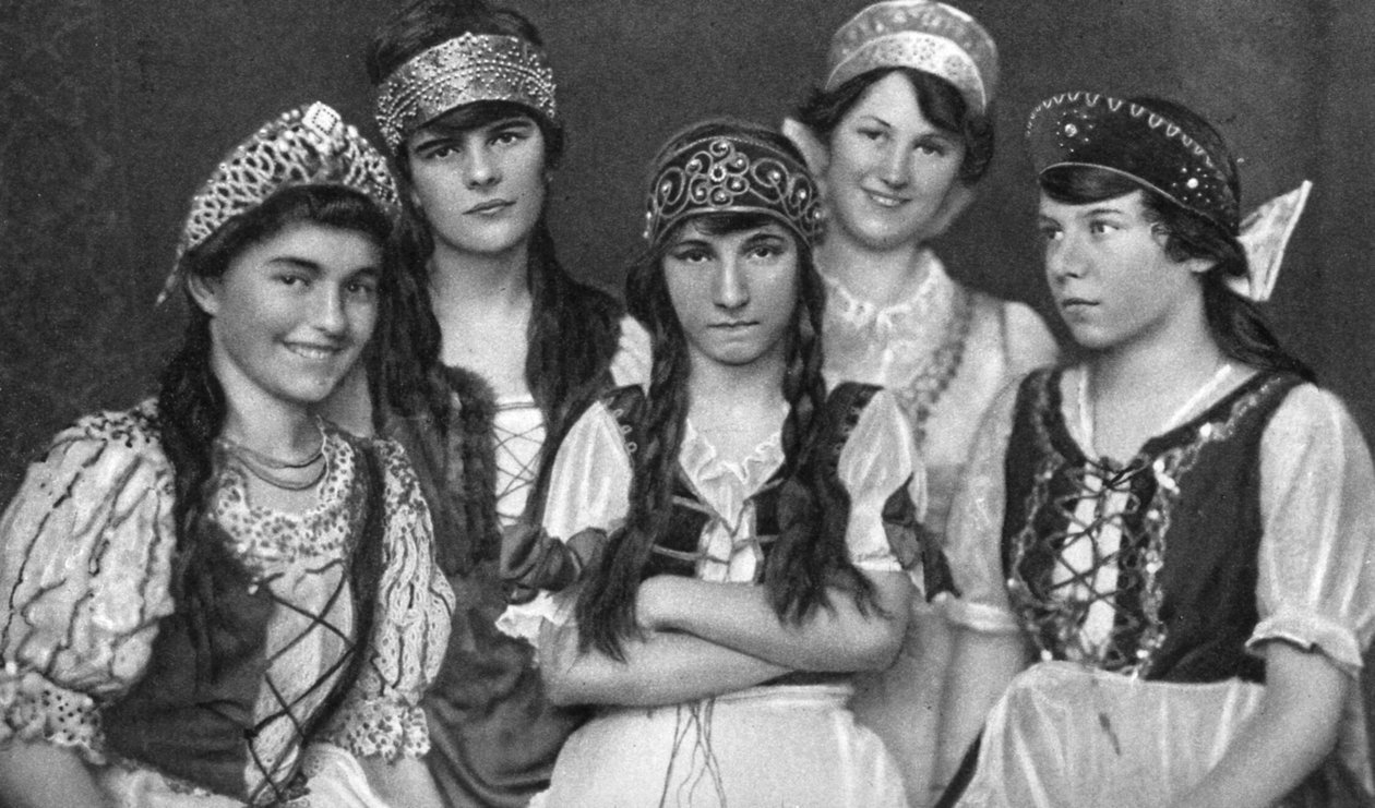 Traditionella dräkter som bärs av ungerska kvinnor, Ungern, 1922 av Unbekannt