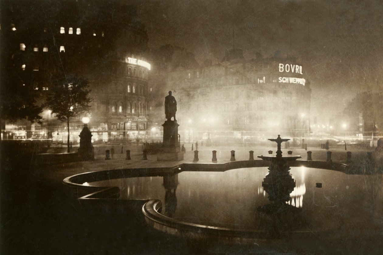 Trafalgar Square. Tittar mot Charing Cross. London by Night, 1928. av Unbekannt