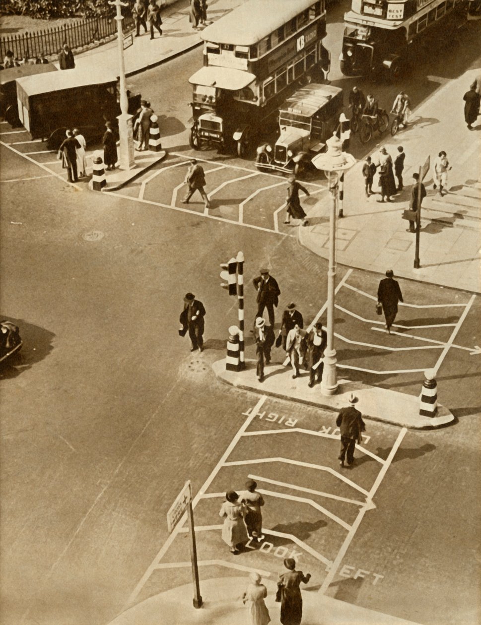 Trafik och fotgängare på Trafalgar Square, London, 1935. av Unbekannt