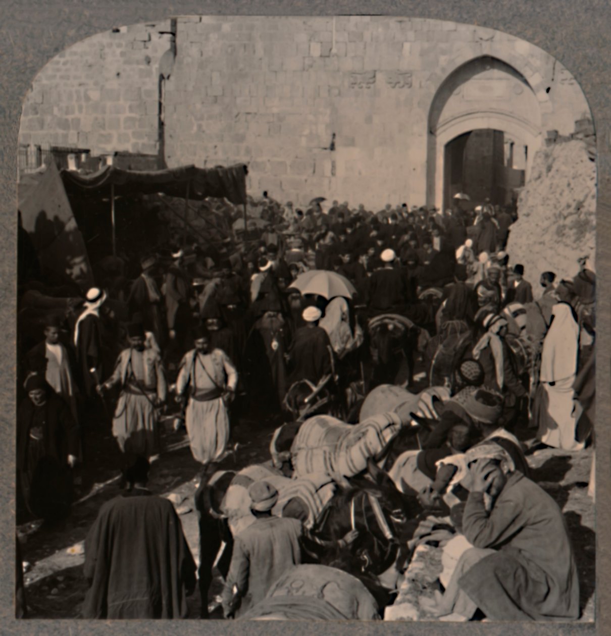Trafik vid St. Stephens Gate, Jerusalem, c1900 av Unbekannt