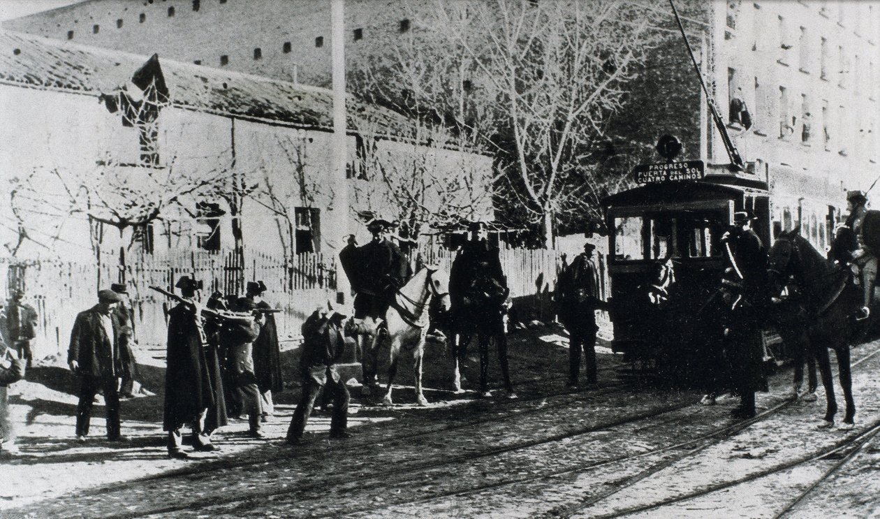 Spårvägsstrejk i Madrid, civilgardet anklagar strejkande som försöker stoppa en spårväg, publicerad i tidningen "Nuevo Mundo", december 1919 (s/v foto) av Unbekannt
