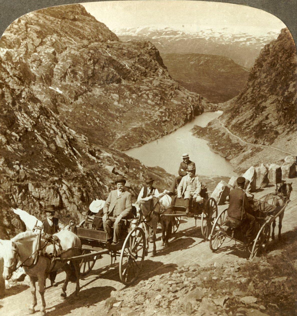 Resenärer på bergsväg genom den vilda ravinen Seljestad, Norge, c1905. av Unbekannt